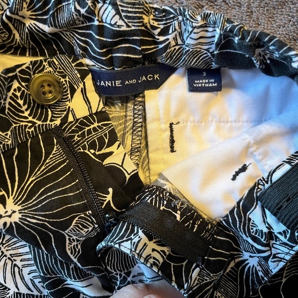 Janie and Jack Black and White Floral Poplin Shorts Size 3 - Picture 4 of 6